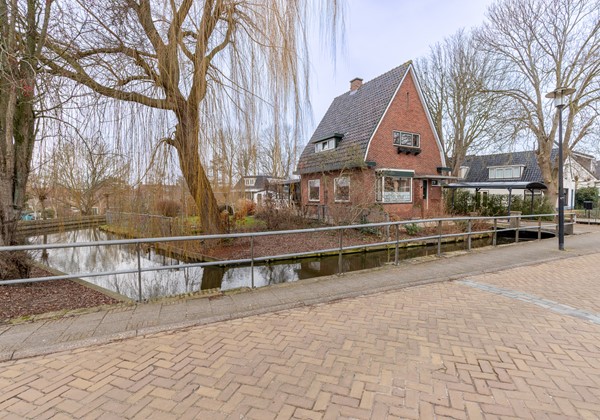 Karakteristieke vrijstaande jaren 30 woning in de dorpskern van Leimuiden!